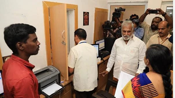 வடபழனி கோயில் டிக்கெட் வழங்குவதில் மோசடி.. இரவோடு இரவாக அதிரடி நடவடிக்கை எடுத்த அமைச்சர் சேகர்பாபு !