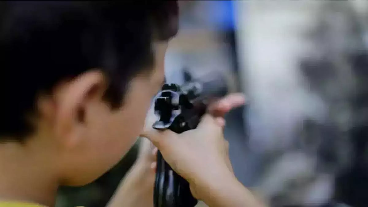 சீன் போட நினைத்து சிக்கலில் மாட்டிய இளைஞர்.. பார்ட்டிக்கு சென்றவரை அலேக்காக தூக்கிய டெல்லி போலிஸ் !