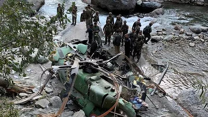 நாட்டையே உலுக்கிய முப்படை தளபதி பிபின் ராவத் ஹெலிகாப்டர் விபத்து: இன்று முதலாம் ஆண்டு நினைவு அஞ்சலி!