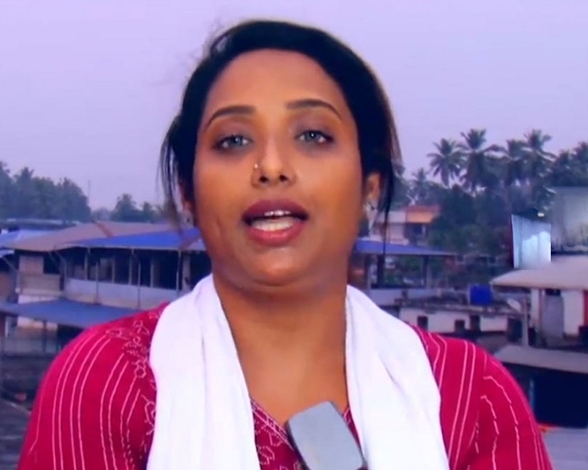 கேரளாவில் வெடிக்கும் ஆடை விவகாரம் : Leggings அணிந்து வந்த ஆசிரியையை வசைபாடிய தலைமை ஆசிரியை..