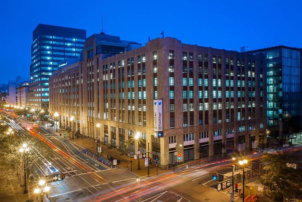 ட்விட்டரை வாங்கி அங்கு இருக்கும் பொருள்களை விற்பனை செய்யும் எலான் மஸ்க்.. என்ன ஆனது இந்த பணக்காரருக்கு ?