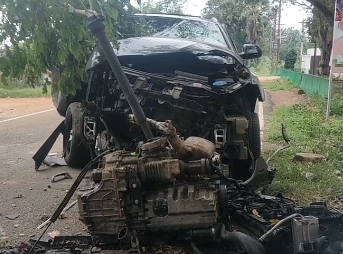 மரத்தின் மீது மோதி நொறுங்கிய கார்.. சுற்றுலா சென்றுவிட்டு திரும்பிய நண்பர்களுக்கு நேர்ந்த கொடூரம்!