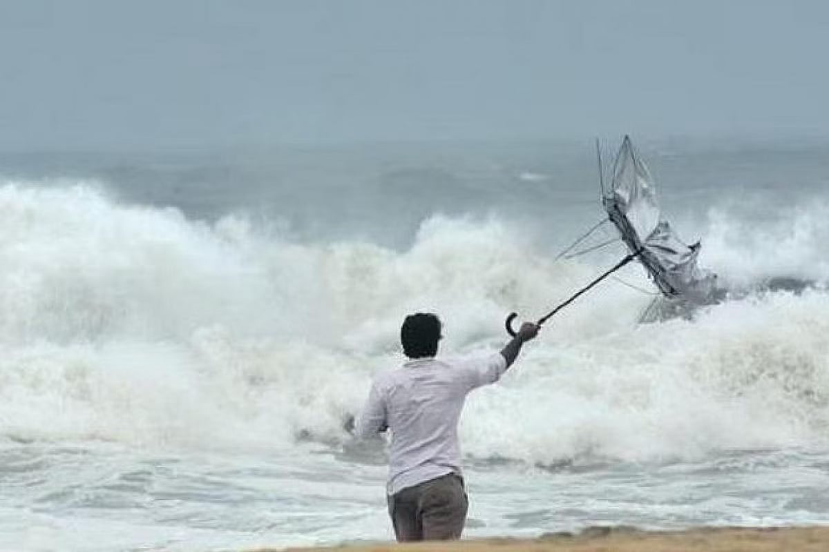 மக்களே பத்திரம்.. சென்னையில் இருந்து 260 கி.மீ தொலைவில் மாண்டஸ் புயல்!