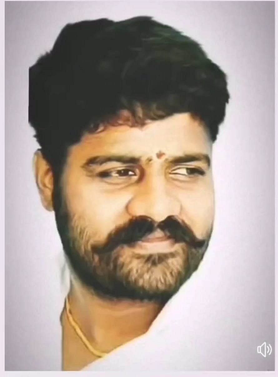 மரத்தின் மீது மோதி நொறுங்கிய கார்.. சுற்றுலா சென்றுவிட்டு திரும்பிய நண்பர்களுக்கு நேர்ந்த கொடூரம்!