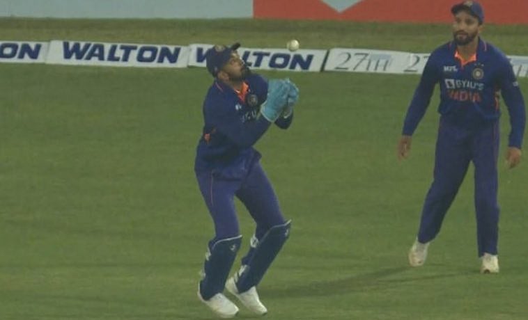 ராகுல விடுங்க, கேட்ச பிடிக்காம இவர் என்ன செய்தார் என்றே புரியல- தமிழக வீரரை விமர்சித்த தினேஷ் கார்த்திக்!