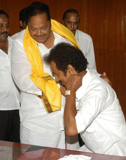 அன்று மு.க ஸ்டாலின்-இன்று உதயநிதி: இருவரையும் முதல் முதலாக அமைச்சர் இருக்கையில் அமரவைத்தது யார் தெரியுமா?