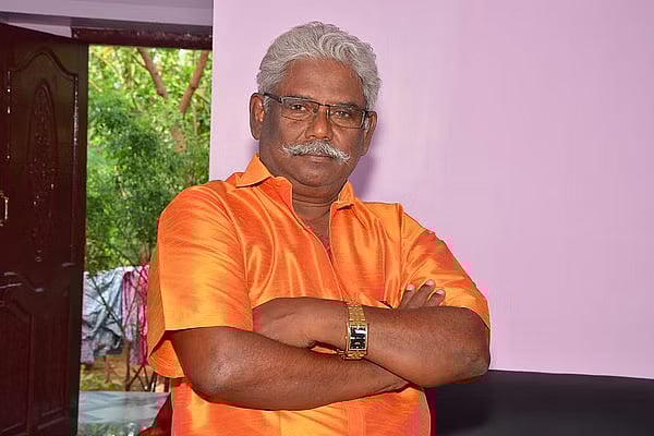 “வீடு வாடகை : எடப்பாடி அணியினர் அணுக வேண்டாம்..” - நெல்லையில் துணை நடிகர் வைத்துள்ள போர்டால் பரபர !