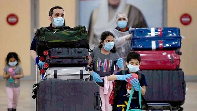 இந்தியாவில் மீண்டும் Mask, Social Distancing:
நாளையில் இருந்து அமலாக உள்ள புதிய கட்டுப்பாடுகள் என்ன?