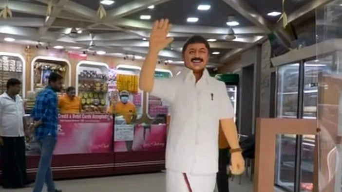 6 அடி உயரம் 90 கிலோ எடையில் முதலமைச்சர் மு.க.ஸ்டாலின் உருவத்தில் பிரம்மாண்ட கேக்.. அசத்திய பேக்கரி!