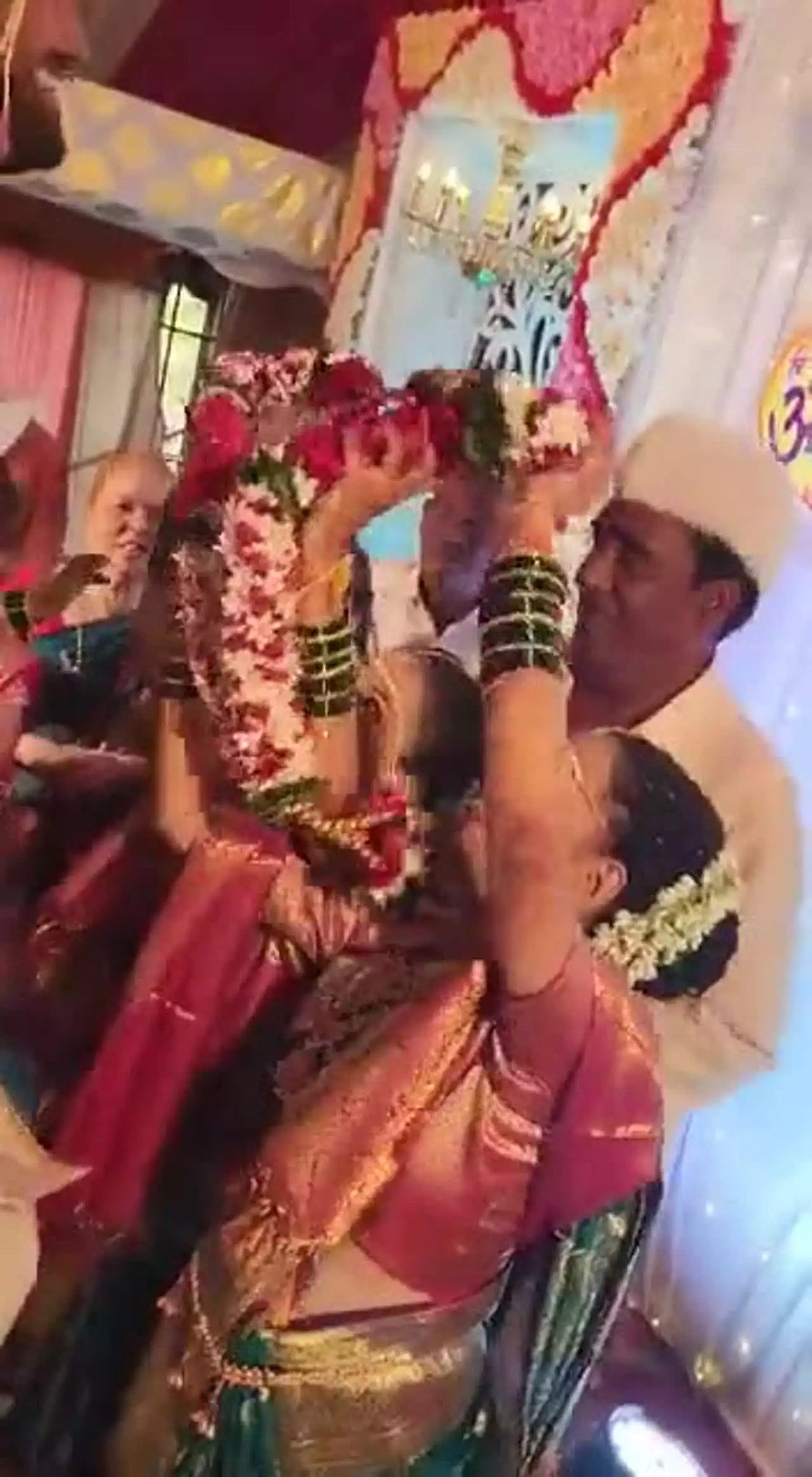 ஒரே மேடையில் இரட்டை சகோதரிகளை திருமணம் செய்த இளைஞர்.. இறுதியில் காத்திருந்த அதிர்ச்சி !