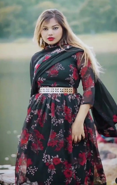 insta இளம் பிரபலம் தற்கொலை.. மும்பை நடிகையை தொடர்ந்து அடுத்த அதிர்ச்சி.. - அதிரும் திரையுலகம் !