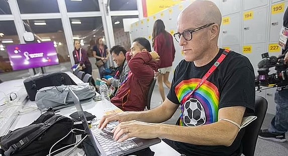 அர்ஜென்டினா - நெதர்லாந்து போட்டியில் மயங்கி விழுந்து உயிரிழந்த அமெரிக்க பத்திரிகையாளர் : நடந்தது என்ன?