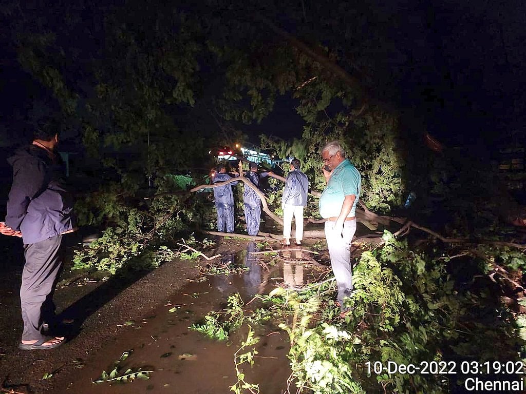 மாண்டஸ் புயல் : தமிழக அரசின் துரித நடவடிக்கை.. சமூக வலைதளங்களில் நான்கு பக்கமும் குவியும் பாராட்டுகள் !