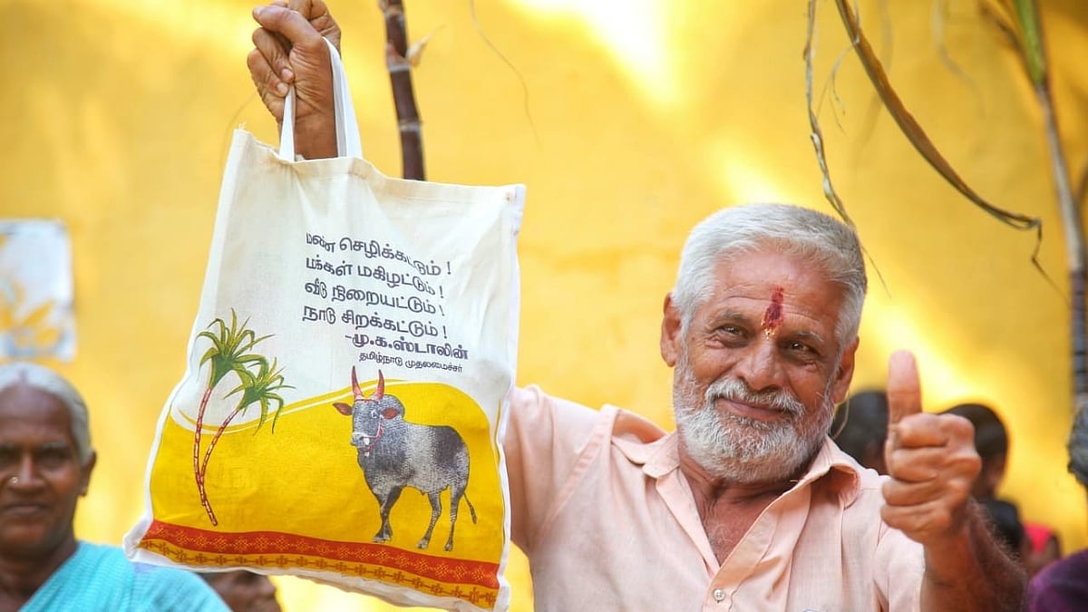 வீடு தேடி வரும் பொங்கல் பரிசு டோக்கன்.. களத்தில் இறங்கும் ரேஷன் கடை ஊழியர்கள் !