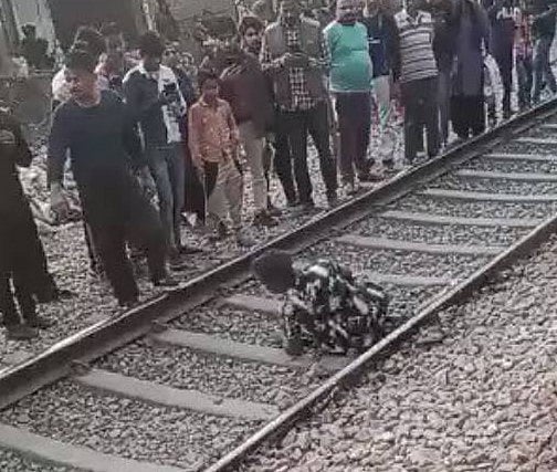 ஏய் இங்க கட வைப்பியா.. தண்டவாளத்தில் காய்கறிகளை வீசிய போலிஸ்: எடுக்க சென்ற வியாபாரிக்கு நேர்ந்த கொடூரம்!