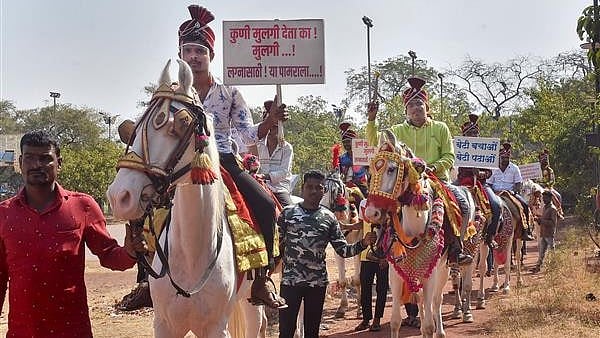 என்னடா புதுசு புதுசா கிளம்புறீங்க.. திருமணத்திற்கு பெண் கேட்டு போராட்டம் நடத்திய 90S கிட்ஸ்கள்!