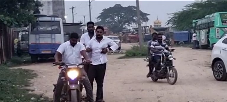 “என்கிட்டயே பணம் கேக்குறியா” : மதுபான பாரில் சைடிஸ் வாங்கியதற்கு பணம் கேட்ட ஊழியரை தாக்கிய பாஜக நிர்வாகி!