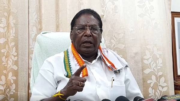 தமிழிசை என பெயர் வைத்து கொண்டு தமிழை அழிக்க நினைக்கும்ஆளுநர்.. முன்னாள் முதல்வர் நாராயணசாமி கடும் தாக்கு!