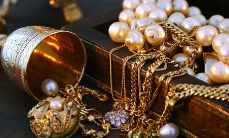 நிர்வாண படம் காட்டி மிரட்டிய வாலிபர். வீட்டில் ரூ. 5 லட்சம் திருடிய சிறுமி: விசாரணையில் பகீர்!