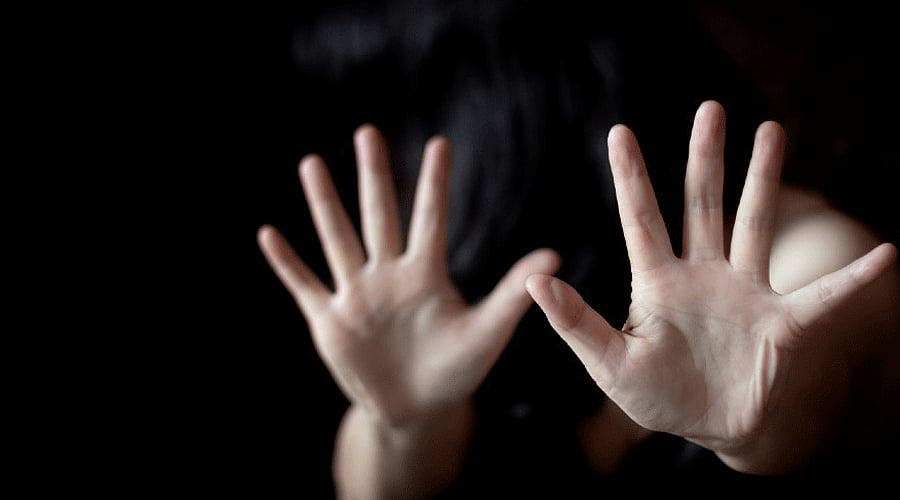 வெளிநாட்டு மாணவிக்கு மது கொடுத்து பாலியல் கொடுமை.. பேராசிரியரின் செயலால்   ஹைதராபாத்தில் அதிர்ச்சி ! 