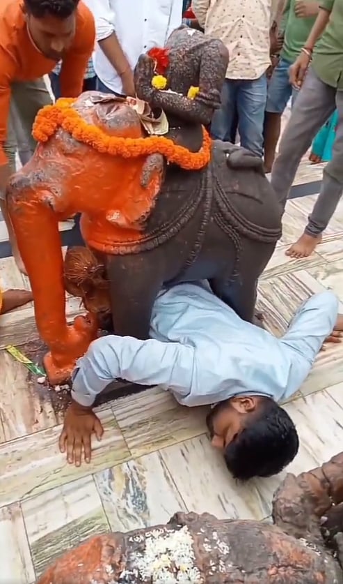 யானை சிலையின் கீழ் சிக்கிக்கொண்ட நபர்..கோயிலில் பரிகாரம் செய்ய முயன்றவருக்கு நேர்ந்த சோகம்: வைரல் வீடியோ!