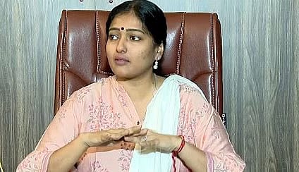 தொடர் குடைச்சல்.. “எனக்கு துரோகம் செய்த பாஜகவுக்கு நன்றி..” - கண்ணீர் பதிவு வெளியிட்ட காயத்ரி ரகுராம் !