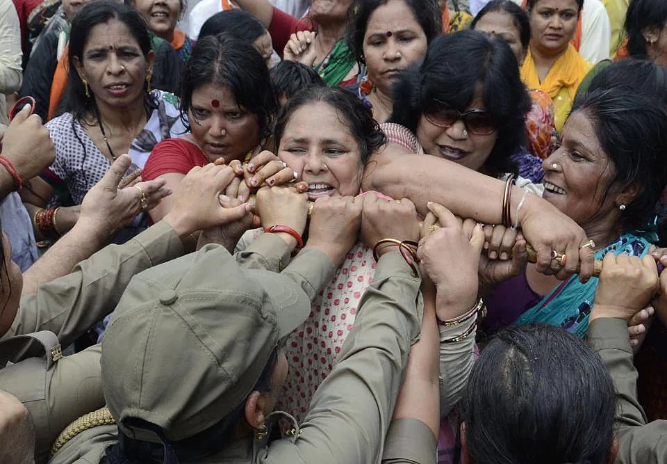 “ஒரு பொண்ணு 22 வயசுலயே அம்மாவாகணும்..” - பாஜக முதலமைச்சர் சர்ச்சை பேச்சுக்கு வலுக்கும் கண்டனங்கள் !