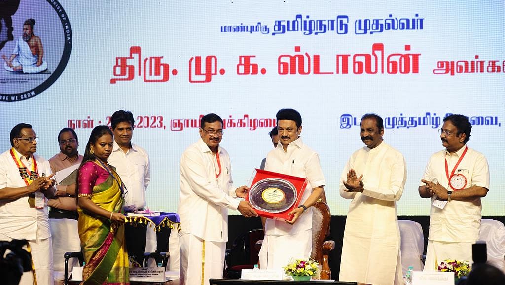“சாதிப்பது முதல்வரின் மரபணுவிலேயே உள்ளது..” : கவிப்பேரரசு, மருத்துவர் மோகன் காமேஸ்வரன் புகழாரம் !