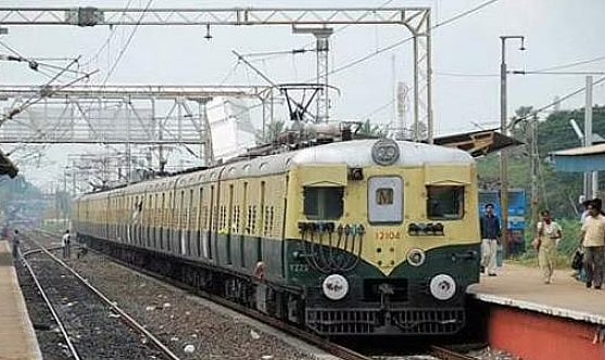 மின்சார ரயில் முன் பாய்ந்த காதல் ஜோடி.. காதலியை அடுத்து காதலனும் உயிரிழப்பு: போலிஸ் விசாரணை!