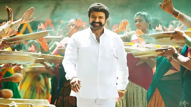 காரின் மேல் நின்ற பாலகிருஷ்ணா.. திடீரென வேகமெடுத்த ஓட்டுநர்.. தெலுங்கு நட்சத்திரத்துக்கு நேர்ந்த சோகம் !