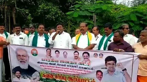 “பாஜகவை பகைத்து கொள்ள வேண்டாம்..” : செய்தியாளர்களுக்கு பகிரங்கமாக மிரட்டல் விடுத்த பாஜக நிர்வாகி! (VIDEO)