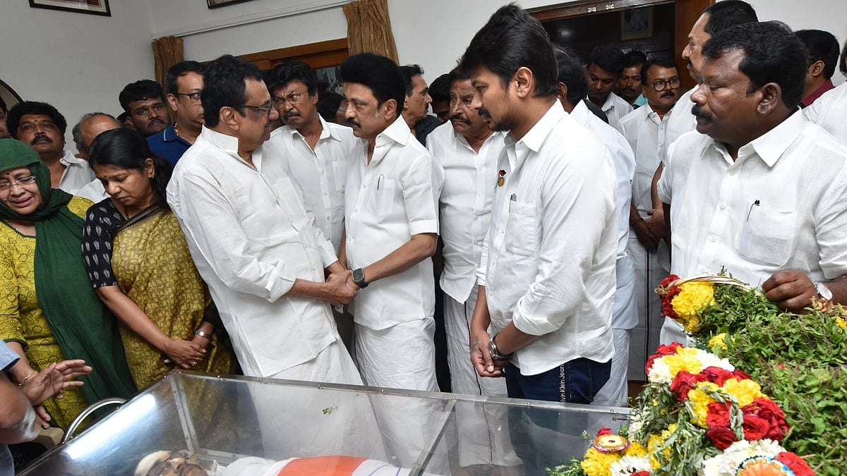 "மகனை இழந்த கனத்த இதயத்தோடு களத்தில் நிற்கும் ஈ.வி.கே.எஸ் இளங்கோவன்":
முதலமைச்சர் மு.க.ஸ்டாலின் உருக்கம்!