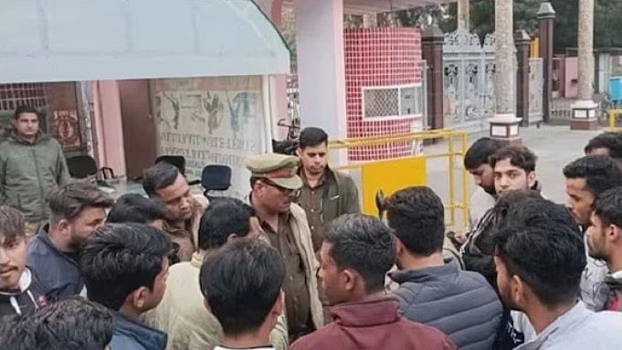 கொரிய சிறுமிகளை சூழ்ந்து கொண்டு 'ஜெய் ஸ்ரீராம்' கோஷம்: உ.பி-யில் தொடரும் இந்துத்துவா கும்பல் அராஜகம்!