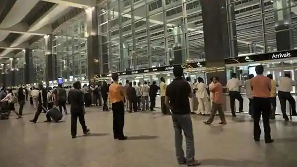 உடைகளை கழற்றி சோதனை.. பெங்களுரு விமான நிலையத்தில் பெண்ணுக்கு நடந்த அதிர்ச்சி சம்பவம் ! 