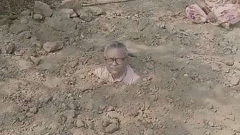 மண்ணில் புதைந்து போராட்டத்தில் ஈடுபடும் விவசாயி.. மஹாராஷ்டிராவில் பரபரப்பு.. காரணம் என்ன ? 