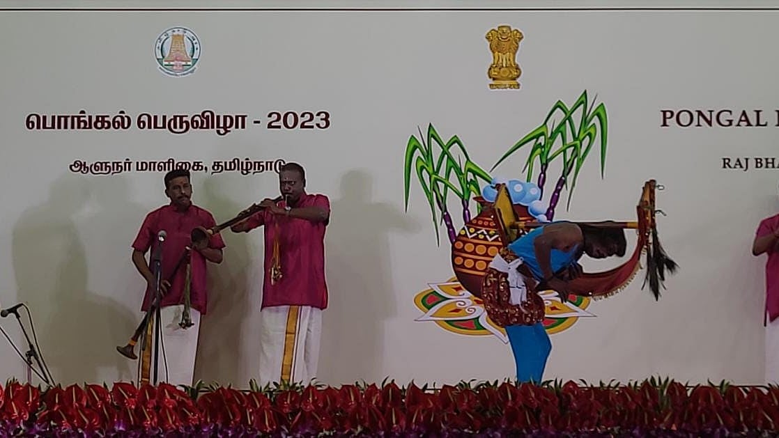 எதிர்ப்புக்கு பணிந்த ஆளுநர்.. பொங்கல் விழா பேனரில் இடம் பெற்ற 'தமிழ்நாடு' வாசகம் மற்றும் இலச்சினை!