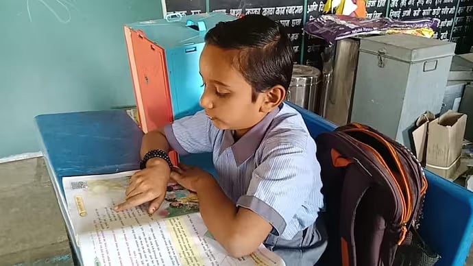 ஒரே ஒரு மாணவனுக்காக இயங்கும் பள்ளி.. 2 ஆண்டுகளாக பாடம் எடுக்கும் ஒரே ஒரு ஆசிரியர்.. எங்கு தெரியுமா ?