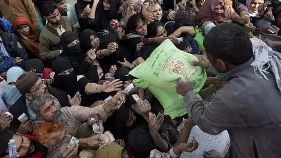 ரூ. 225 கொடுத்தால்தான் ஒரு டாலர் கிடைக்கும்.. வரலாறு காணாத அளவு சரிந்த பாகிஸ்தான் ரூபாய் மதிப்பு !