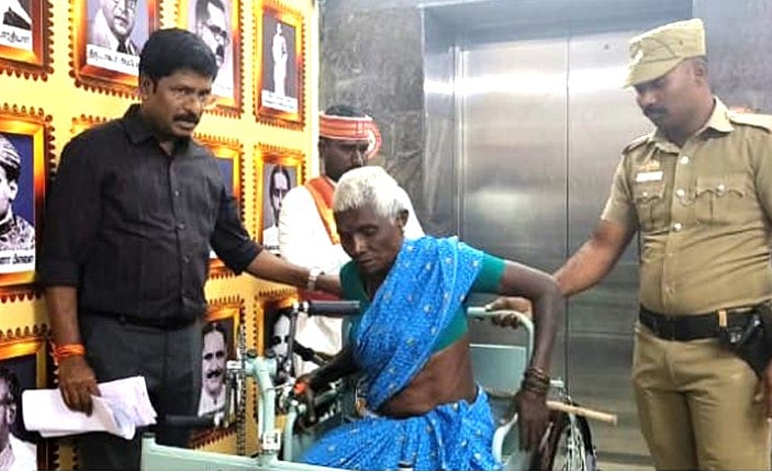 குறை தீர்ப்பு கூட்டத்தில் மனு கொடுத்த மூதாட்டி: அடுத்த  நிமிடமே கோரிக்கையை நிறைவேற்றிய ஆட்சியர்!