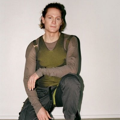 ஹே எப்புட்றா ? 18 வயது இளைஞராக மாறிய 45 வயது பணக்காரர்.. காசு இருந்தால் எல்லாம் நடக்கும் போல ? 