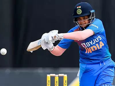 சாதனை மேல் சாதனை படைக்கும் இளம் வீராங்கனை ஷஃபாலி.. ஷார்ட் பந்துகளை எதிர்கொண்டது குறித்து விளக்கம் !