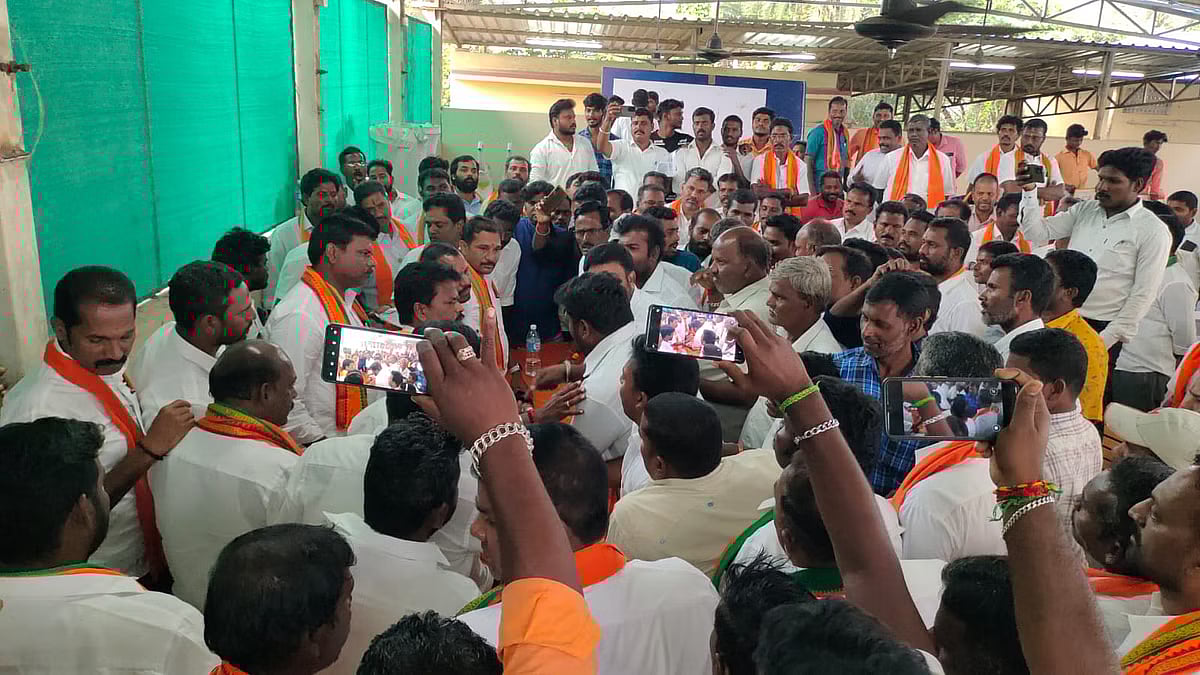 “யாரு பெருசுனு அடிச்சு காட்டு..” - பறந்த நாற்காலிகள், உருட்டுக்கட்டை.. கூட்டத்தில் மோதிக்கொண்ட பாஜகவினர்!