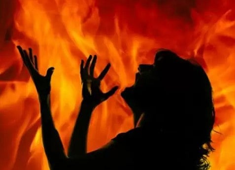 ஆண் நண்பருடன் பேசியதை கண்டித்த கணவன்.. விரக்தியில் விபரீத முடிவெடுத்த மனைவி: உறவினர்கள் அதிர்ச்சி!