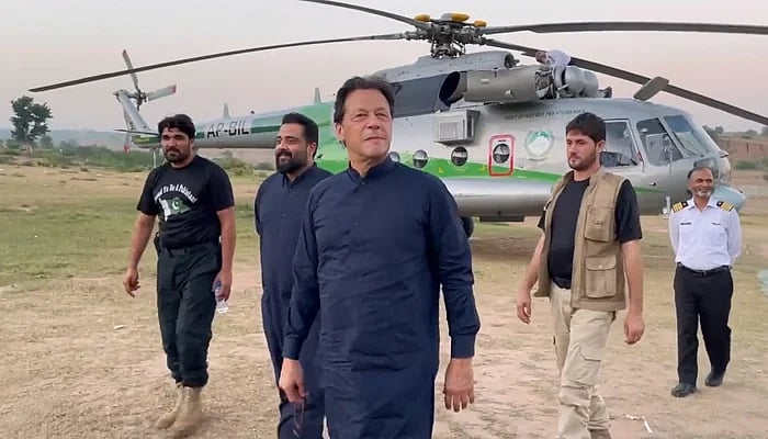 15 கி.மீ பயணத்துக்கு தினமும் ஹெலிகாப்டர்.. இத்தனை கோடி செலவா ? -இம்ரான்கானுக்கு வலுக்கும் எதிர்ப்பு!