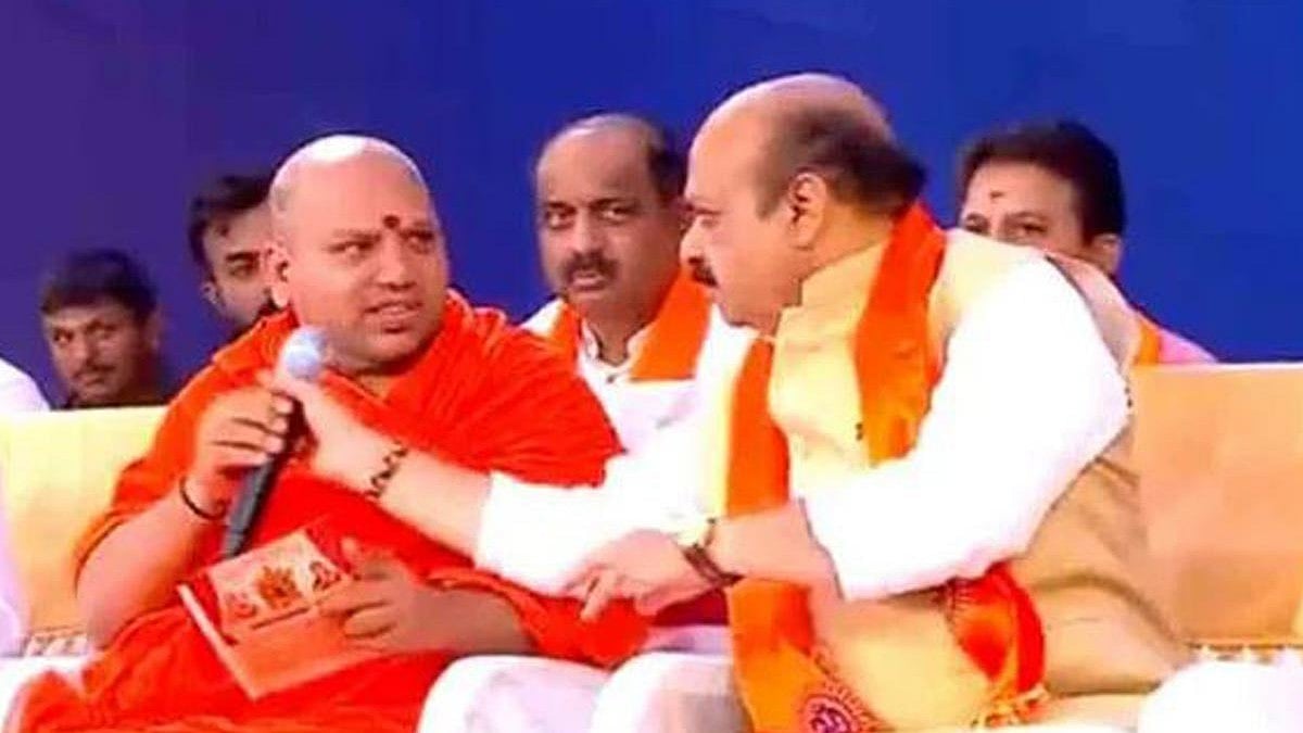 "வாக்கு கொடுத்தால் மட்டும் போதாது" -அரசை விமர்சித்த மடாதிபதி.. வெடுக்கென மைக்கை பிடுங்கிய பாஜக முதல்வர் !