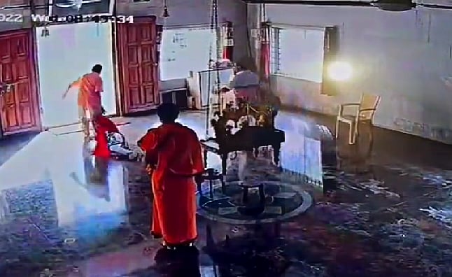 கோவிலுக்குள் வந்த பட்டியலின பெண்.. தலைமுடியை பிடித்து வெளியே தள்ளிய பூசாரி.. பெங்களுருவில் அதிர்ச்சி !