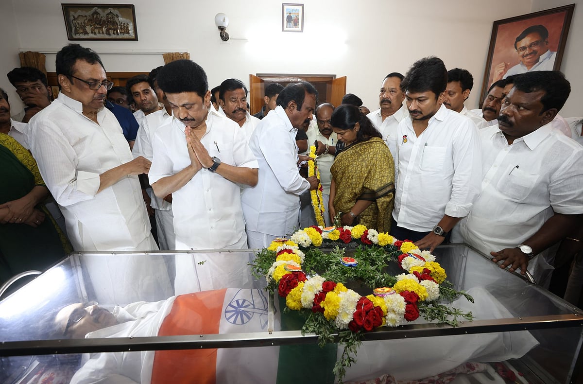 "மகனை இழந்த கனத்த இதயத்தோடு களத்தில் நிற்கும் ஈ.வி.கே.எஸ் இளங்கோவன்":
முதலமைச்சர் மு.க.ஸ்டாலின் உருக்கம்!