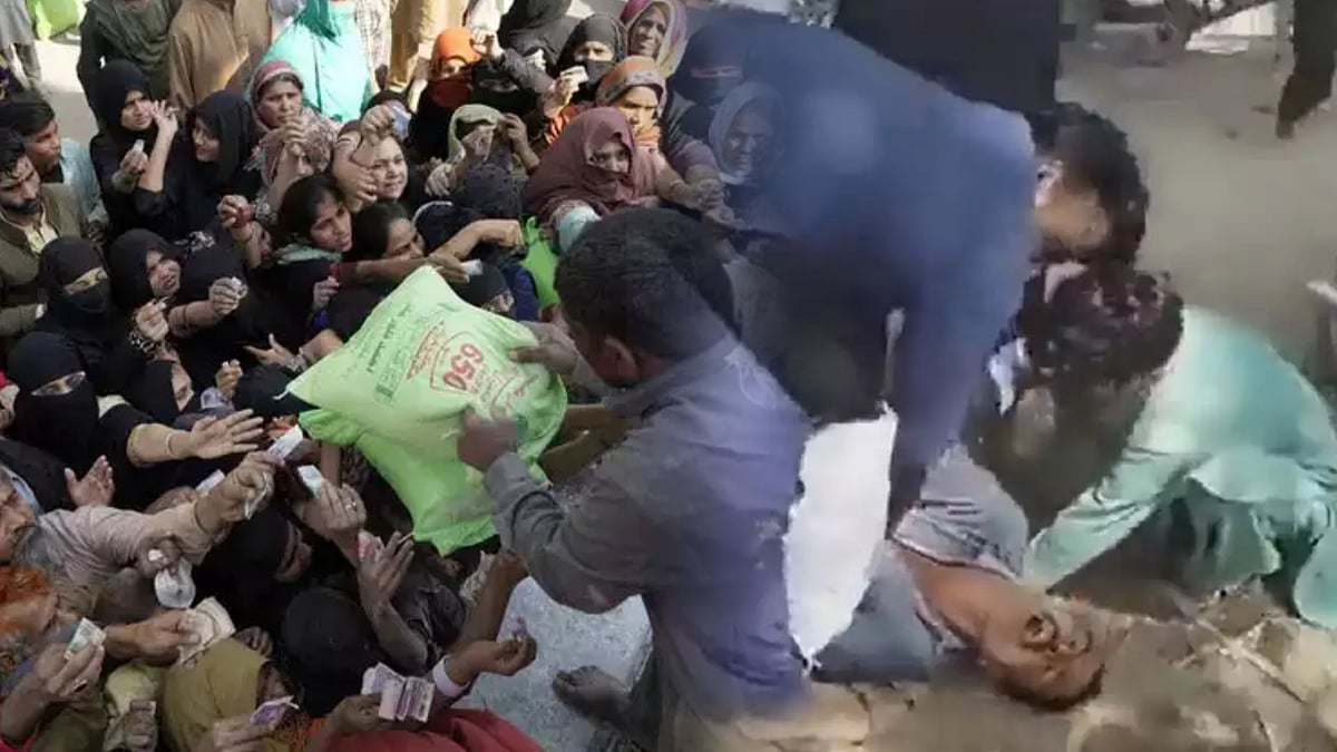 ஒருவேளை உணவுக்காக அடித்துக்கொள்ளும் மக்கள்.. அடுத்த இலங்கையான பாகிஸ்தான்.. Video வெளியாகி அதிர்ச்சி !