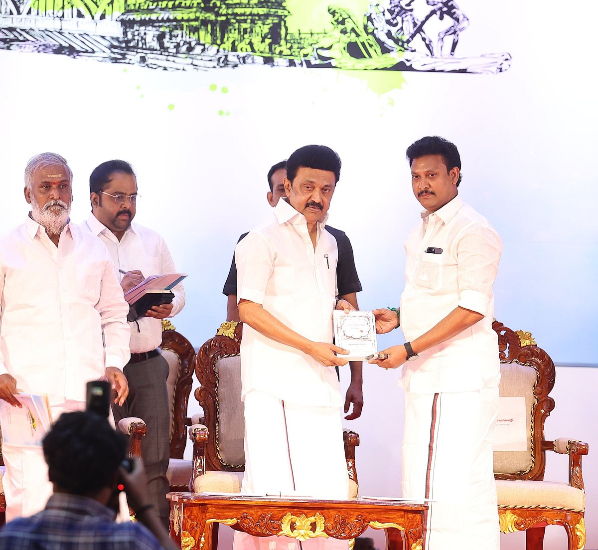 “மொழியைக் காப்பாற்ற உயிரைக் கொடுத்த இனம்தான் நம் தமிழ் இனம்” : இலக்கியத் திருவிழாவில் முதல்வர் பேச்சு!