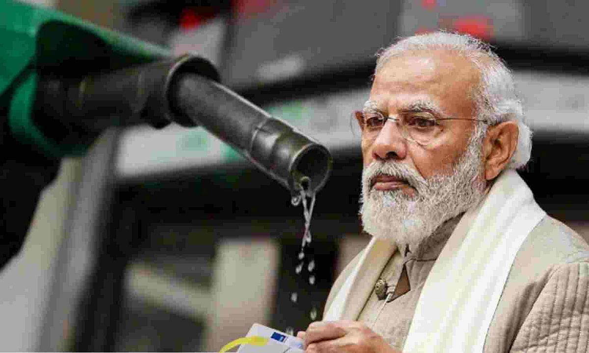 தொடர்ந்து சரியும் கச்சா எண்ணெய் விலை.. விலை குறைக்காமல் லிட்டருக்கு ரூ.10 லாபம் பார்க்கும் ஒன்றிய அரசு !